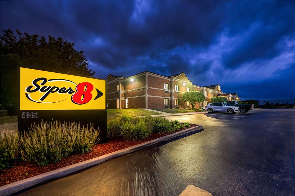 Super 8 by Wyndham Elgin - photo 9