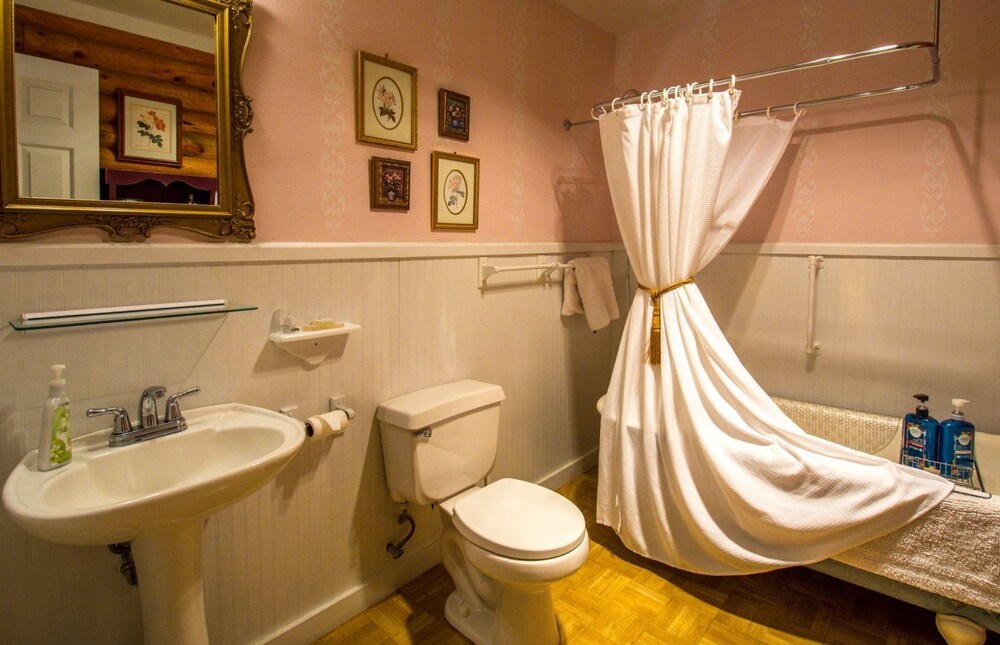 Quarter Horse Inn Rose Room - photo 9