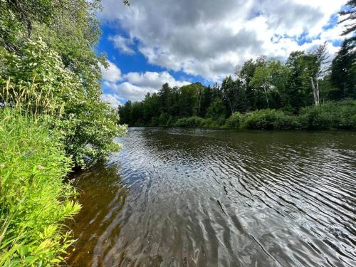 Relaxing Riverside Getaway with a Cozy Fireplace in Bancroft, Canada