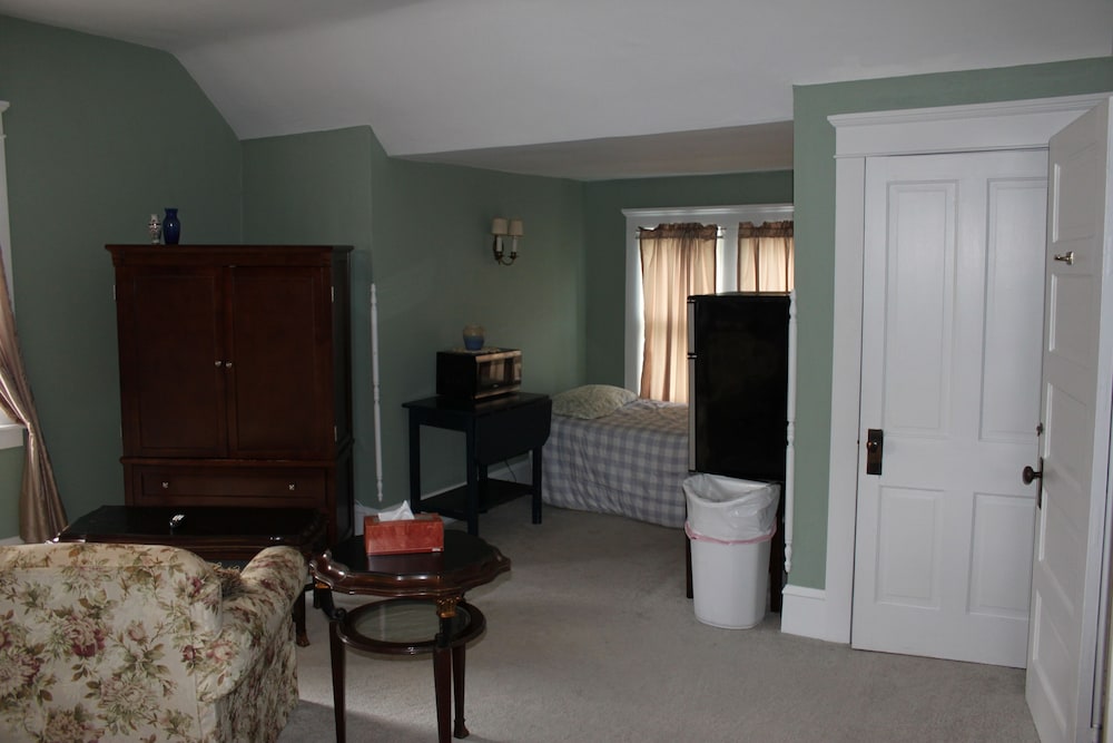 Victorian Charm Inn - photo 21
