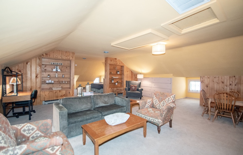 Looking Glass Inn - photo 30