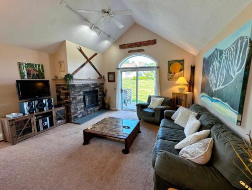 F4 Warm Fairway Village Townhome mountain views and large lawn So much to do - photo 32