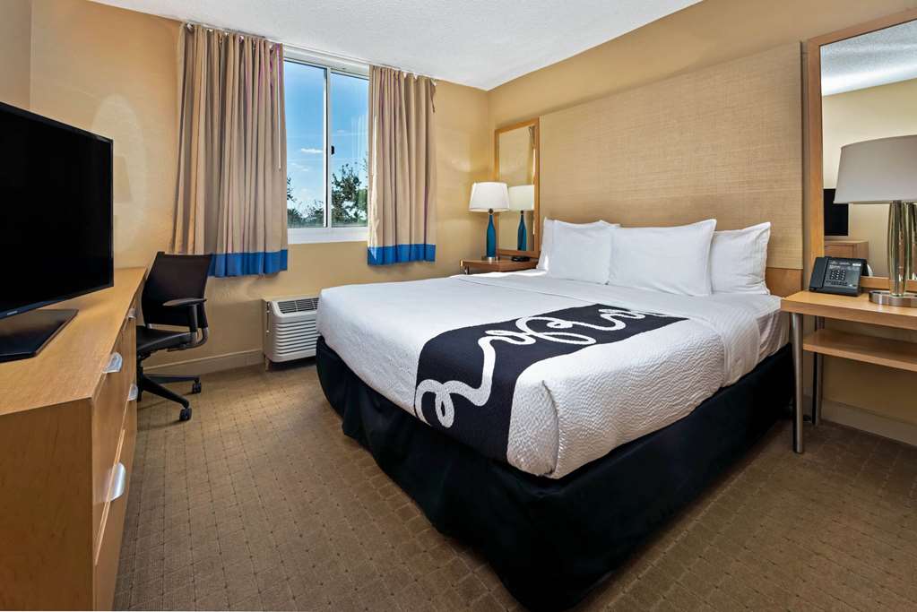 La Quinta Inn & Suites by Wyndham West Palm Beach Airport - photo 23