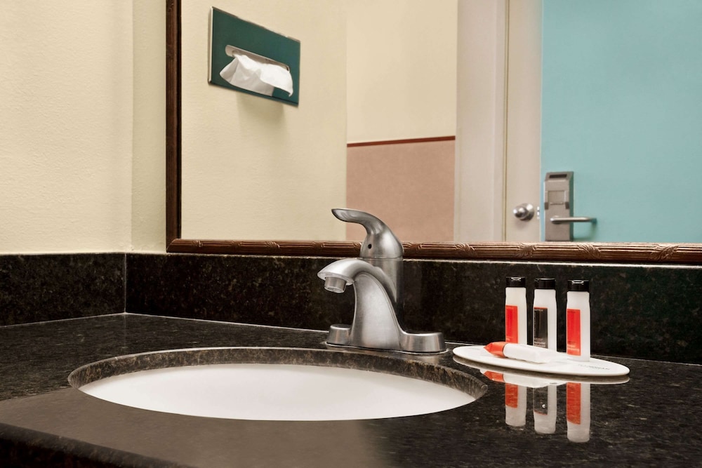 Belmont Inn & Suites - photo 11