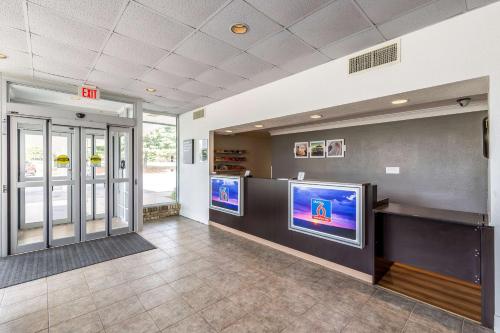 Concorde Inn Suites Pekin - photo 44