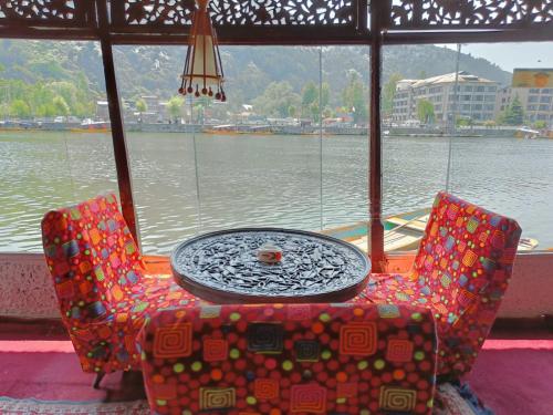 Island - carbon neutral hotel in Srinagar