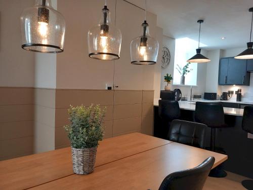 Apartment 1 Old Conservative Club in Historic Town Pass the Keys — 4-Star Luxury Hotel in Caernarfon, United Kingdom