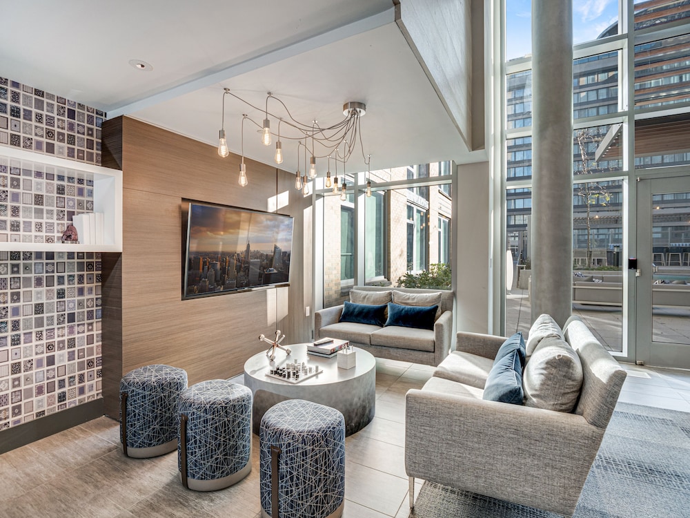 Global Luxury Suites Crystal City - photo 2