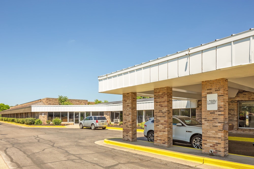 OYO Hotel Mona Lake Muskegon - photo 4