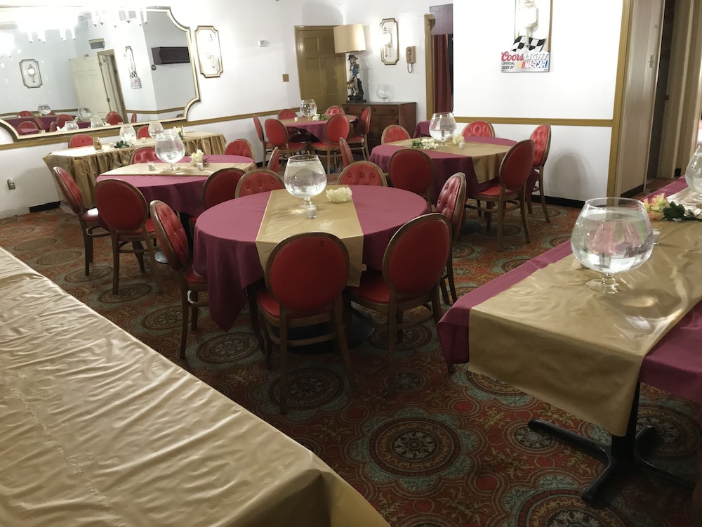Relax Inn Altoona - photo 83