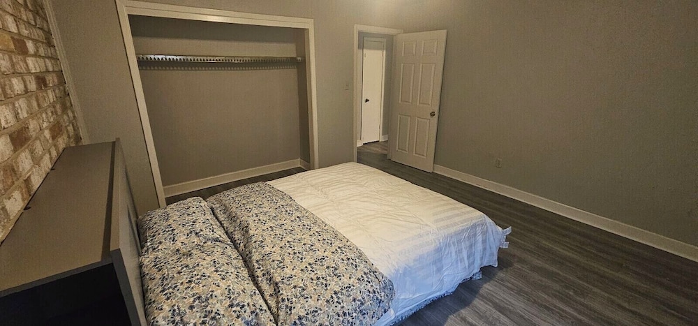 12371 Sharpview Dr - carbon neutral hotel in Houston