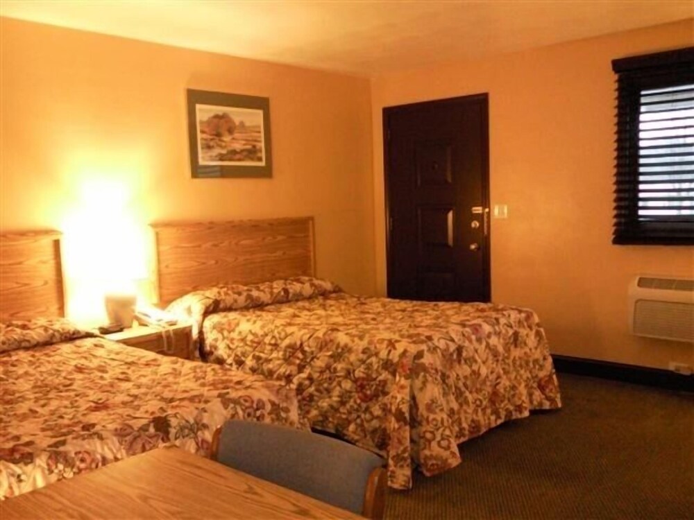 Colonial Inn Motel - photo 2