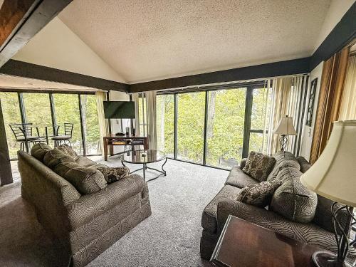 Treetop Village 3Bed3BathPoolsDock8PP — hotel in Four Seasons