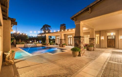 Private Pool & Hot Tub Retreat Large Luxury Smart Home — 4-Star Luxury Hotel in Scottsdale, United States