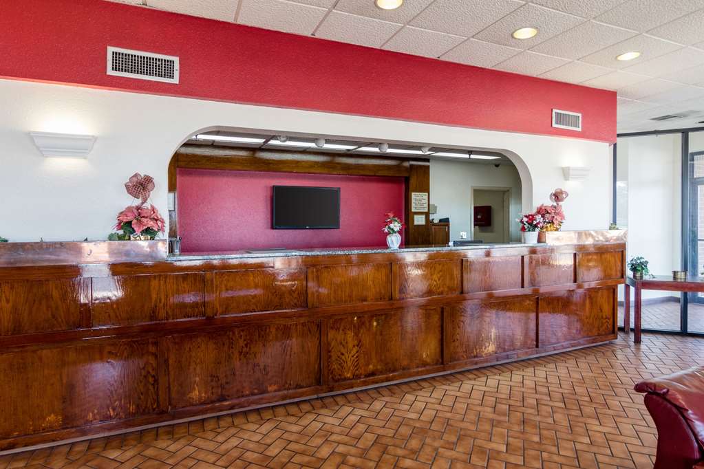 Econo Lodge Inn & Suites Conference Center - photo 4