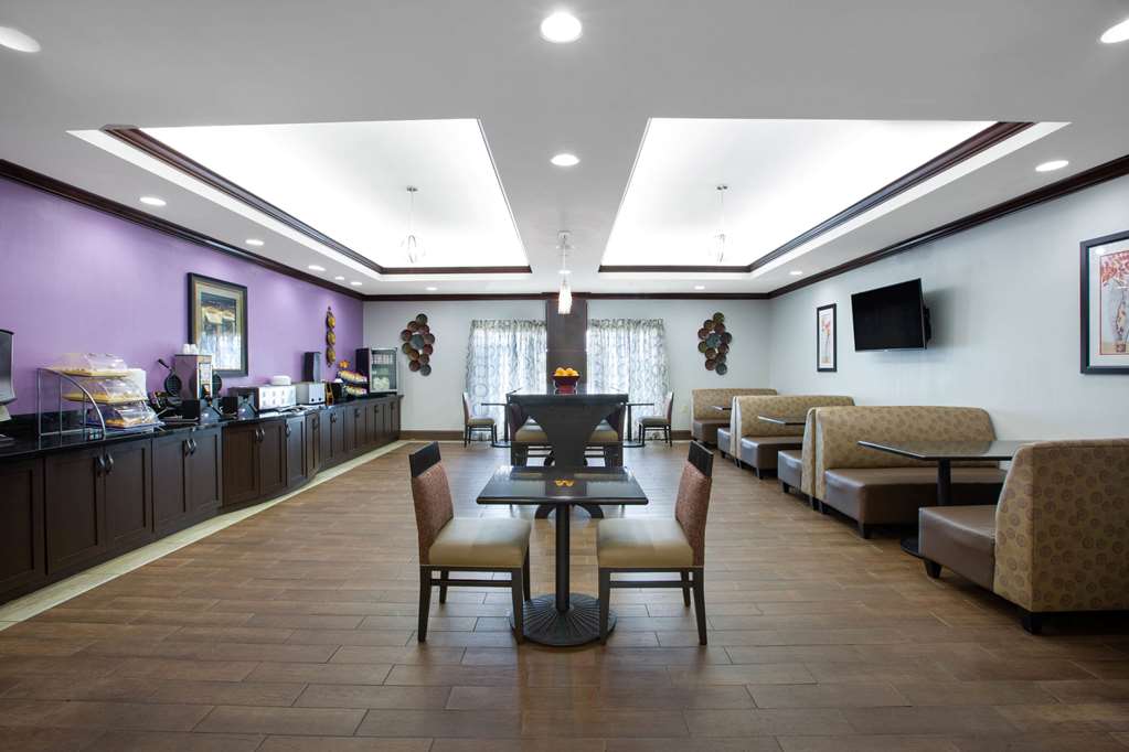 La Quinta Inn & Suites by Wyndham Tupelo - photo 30