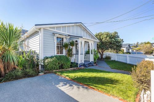 Unique and Cosy Cottage with a Sunny Garden — 4-Star Luxury Hotel in Wellington, New Zealand