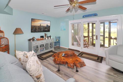 Misty’s Thicket Water access; Screened porches in Chincoteague, United States