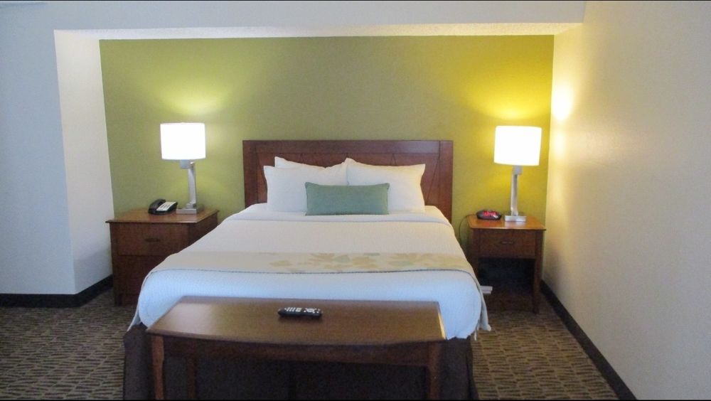 Hawthorn Suites by Wyndham Tyler - photo 20