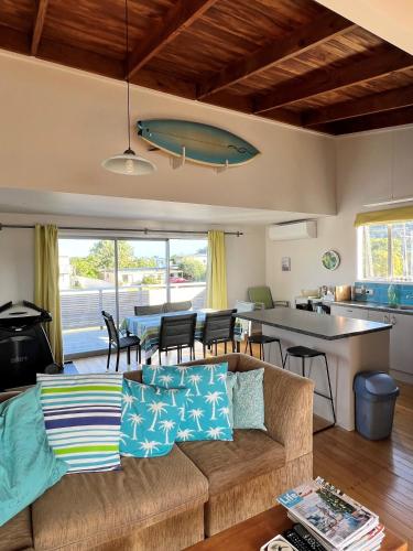 Give305a Modern Funky Bach in Whangamata, New Zealand