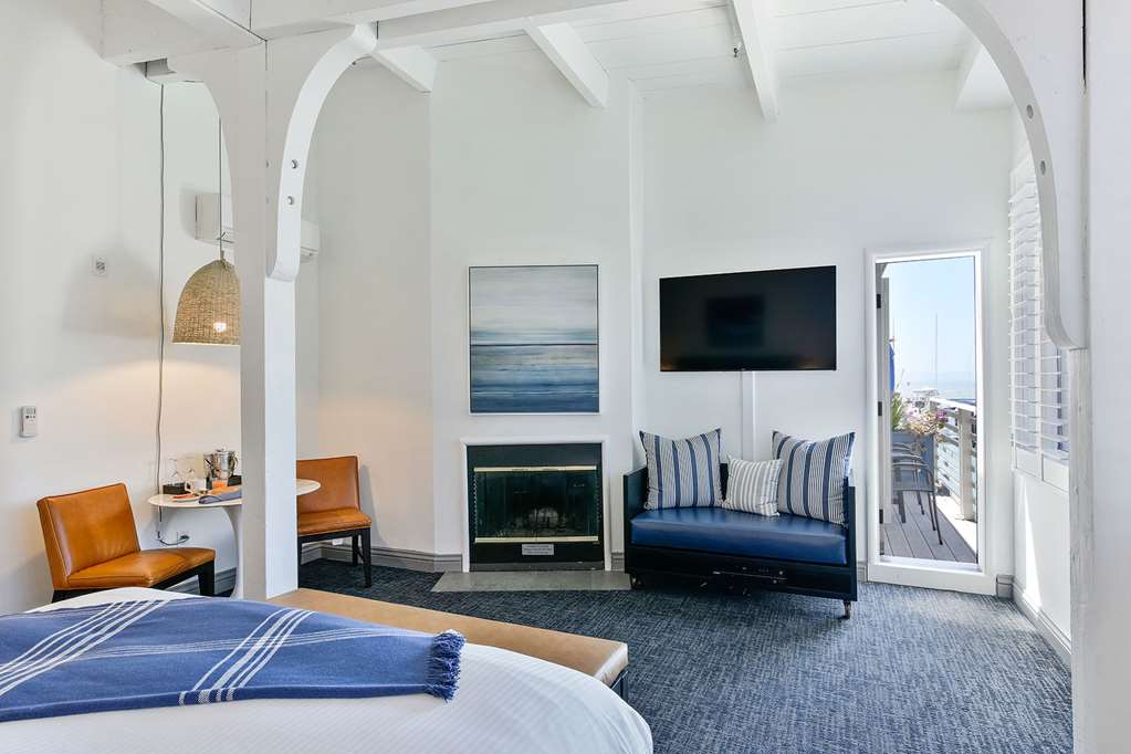 Waters Edge Hotel - photo 34