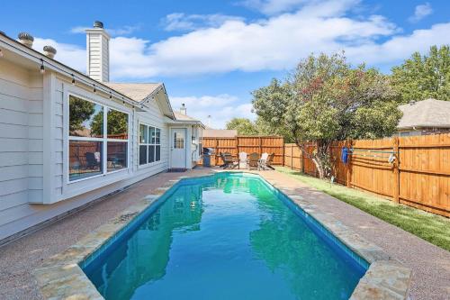 4BD 2BA Saginaw Sanctuary Pool Firepit Laundry — hotel in Saginaw
