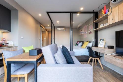 BTS S5 Surasak 900 meters near the Mekong River Pier Free Swimming Pool in Ferris Wheel Night Market Chinese Reception Bangkok Center