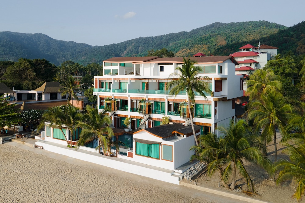 Hotel Villa Aokhanom Beachfront — 4-Star Luxury Hotel in Nakhon Si Thammarat, Thailand