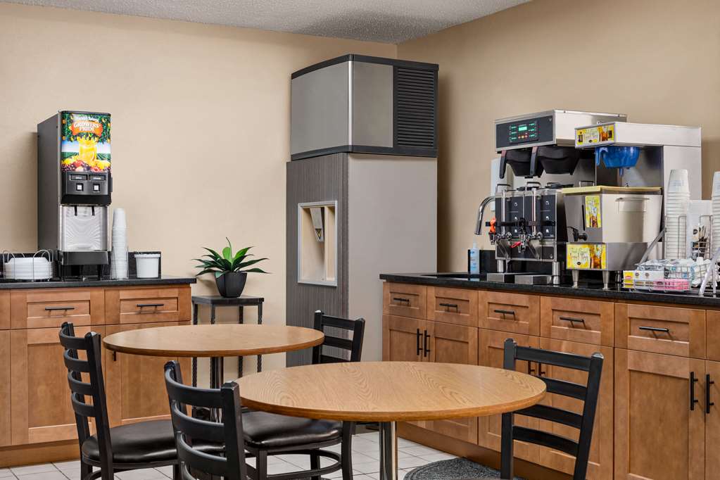 Super 8 by Wyndham Lincoln North - photo 45