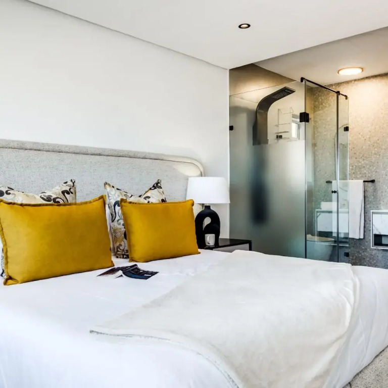 Unwind at Contemporary Alanda Apartment