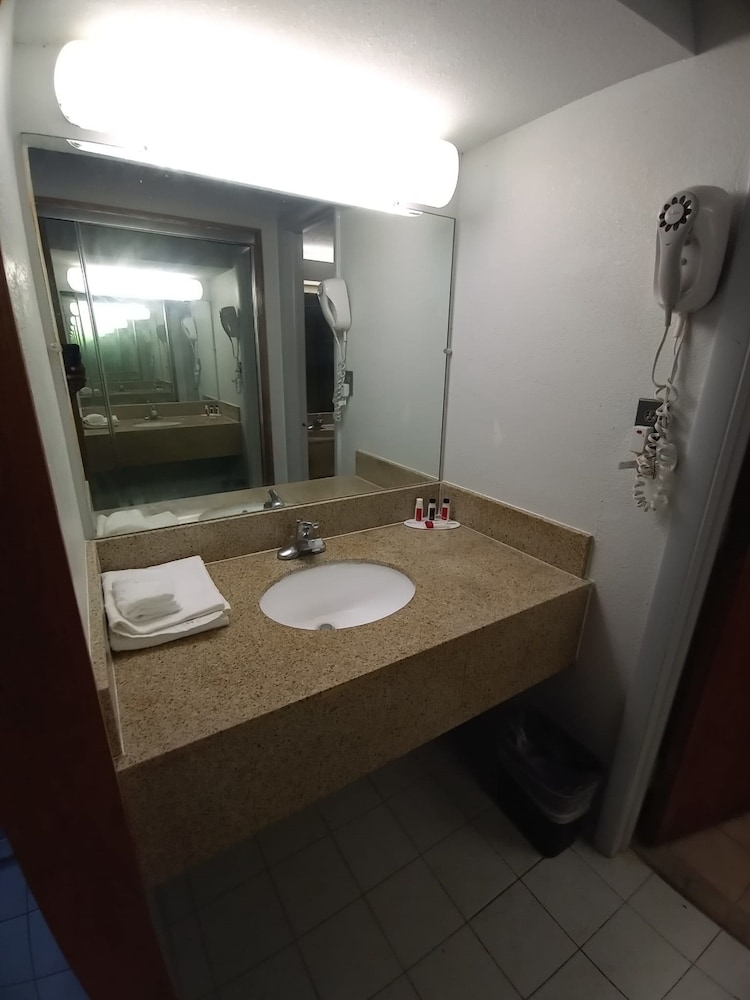 Travelodge by Wyndham Petersburg - photo 11