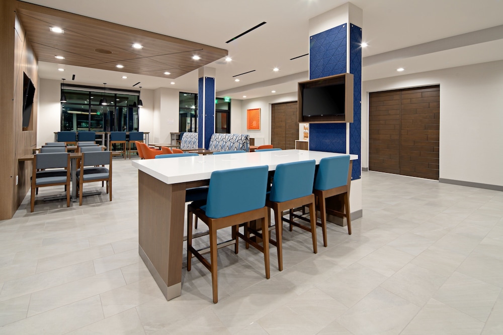 Holiday Inn Express & Suites Valencia Santa Clarita by IHG - photo 26