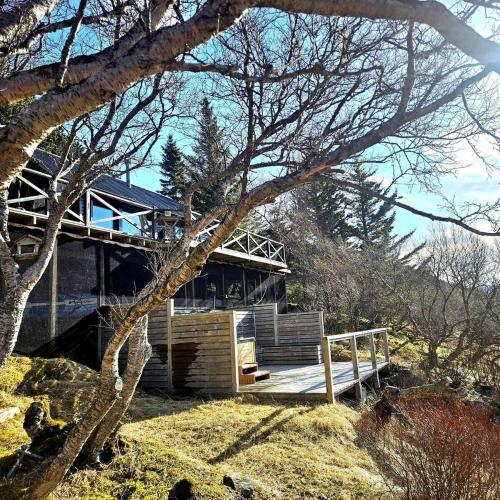 Lakefront cottage with jacuzzi