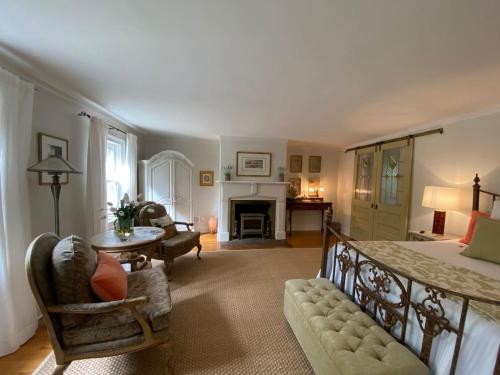 Trouvaille House Suite 1 Provence Suite — 4-Star Luxury Hotel in Athens, United States