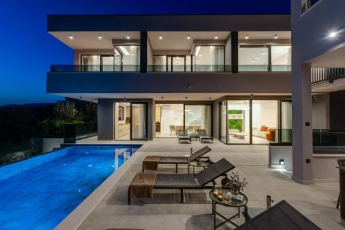 Villa Pavuza Luxury 4 Bedroom Seaview Villa — 4-Star Luxury Hotel in Podstrana, Croatia