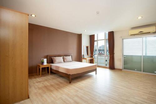 181 Ekkamai Studio Apartment