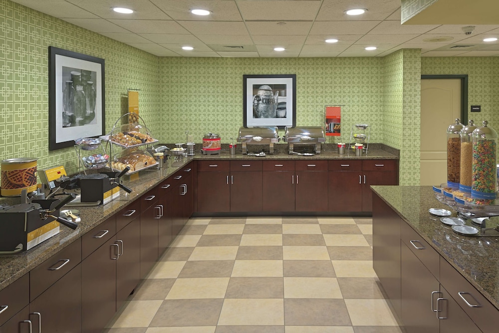 Hampton Inn & Suites Asheville Airport - photo 38