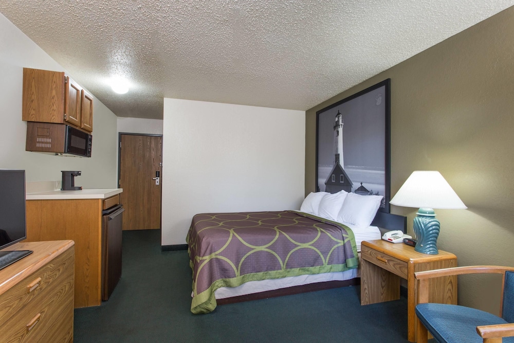 Super 8 by Wyndham Houghton Lake - photo 4
