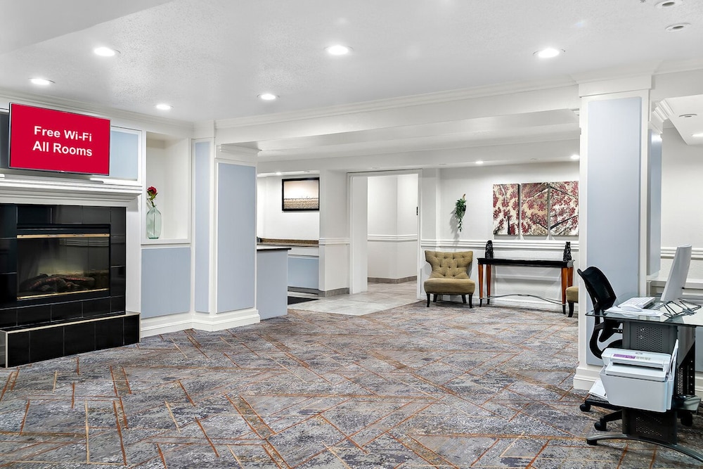 HomeTowne Studios by Red Roof Auburn Hills - photo 8