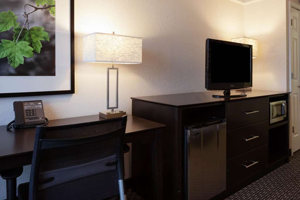 La Quinta Inn & Suites by Wyndham Detroit Utica - photo 17