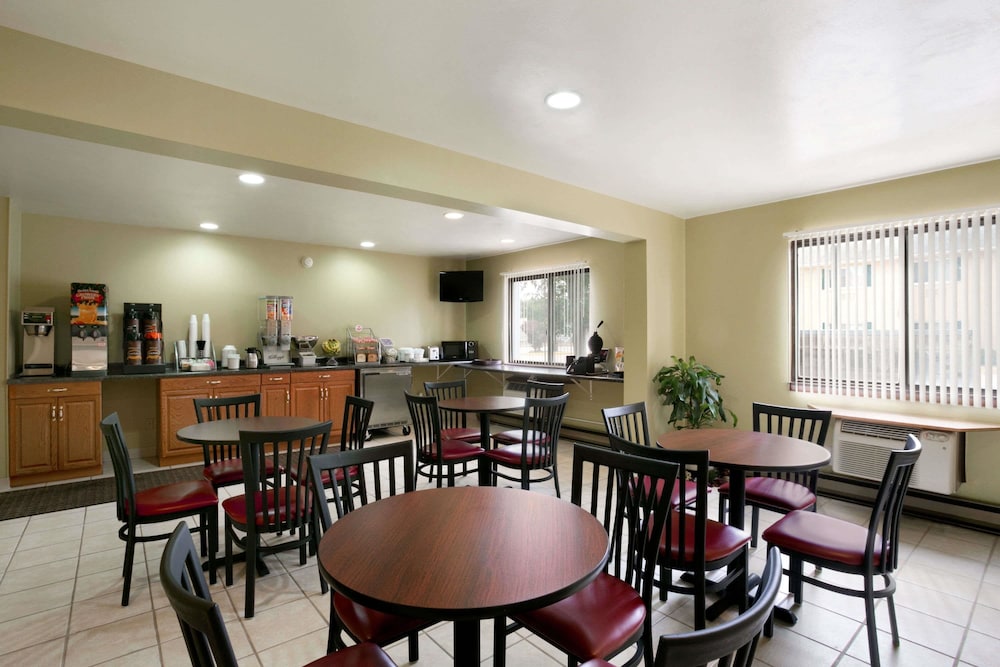 Super 8 by Wyndham Eau Claire WI - photo 24