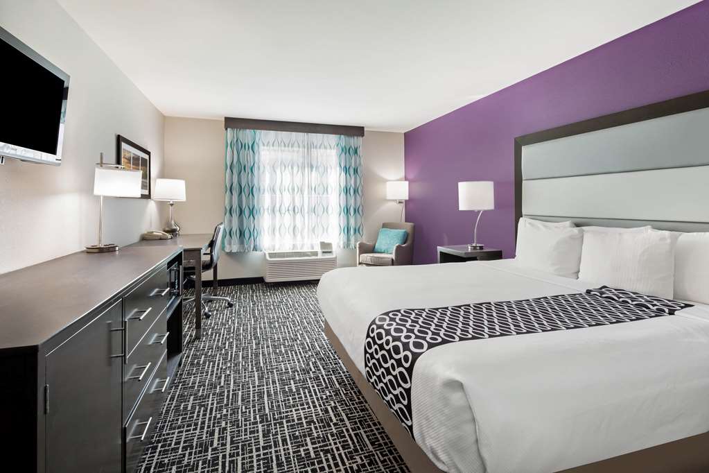 La Quinta Inn & Suites by Wyndham Pharr North McAllen - photo 22
