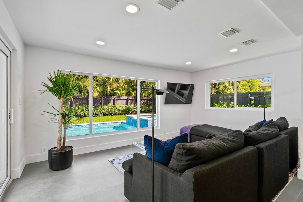 Stunning Poolside Luxury Retreat - photo 4