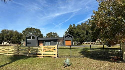 Black Sheep Hideaway Modern Countryside Serenity in Clermont, United States