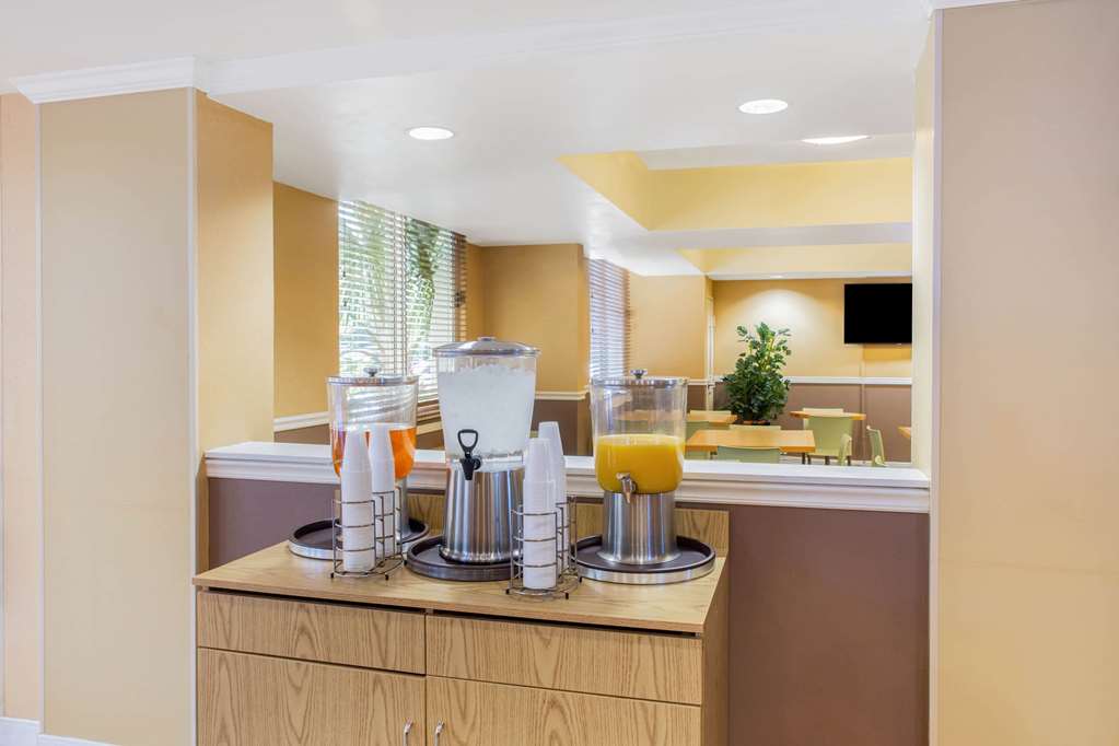 La Quinta Inn & Suites by Wyndham Sarasota Downtown - photo 37