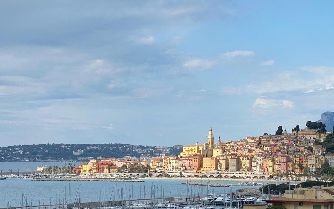 Mansfield Vue Carte Postale Terrasse Piscine Calme Port a 200m a Pied — 4-Star Luxury Hotel in Menton, France