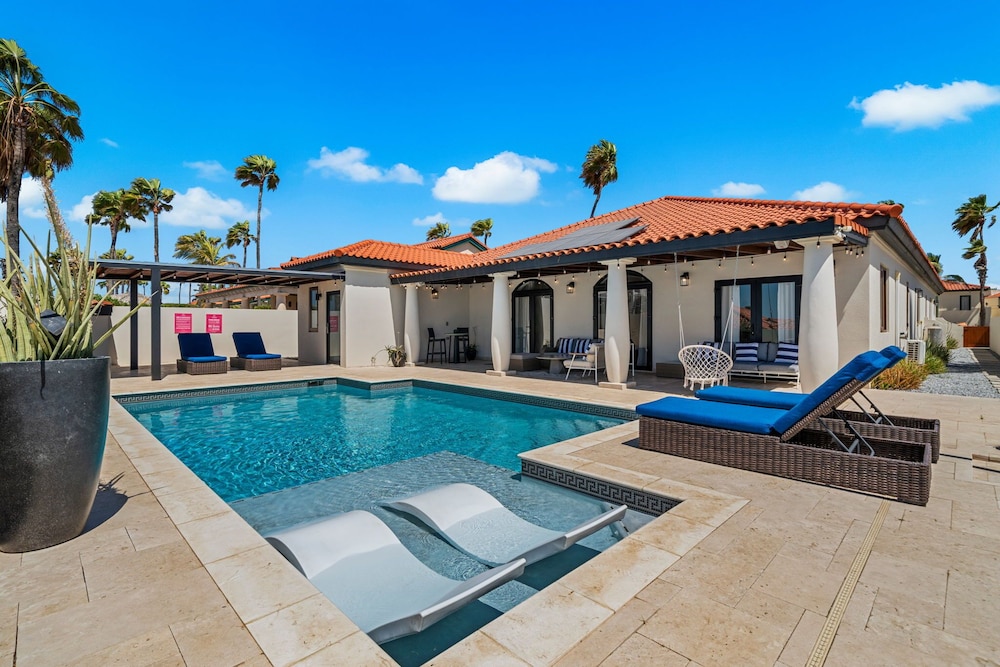 Newly Remodeled 5 bedroom 5 bath in Tierra del Sol — 4-Star Luxury Hotel in Noord, Aruba