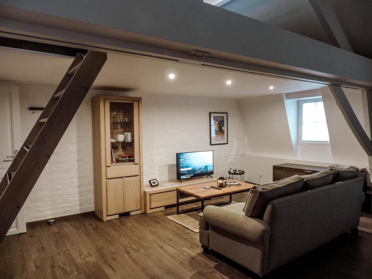 L Abri Zolderkamer Attic Room — Ieper