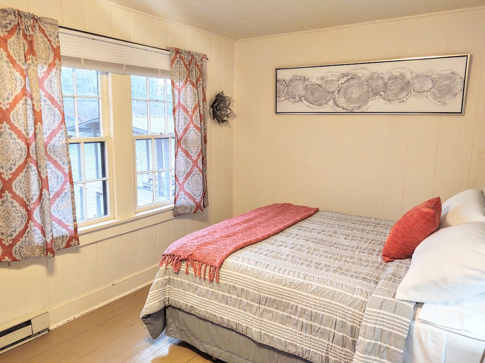 Edgewater Resort Cottage #1 in Hot Springs, United States