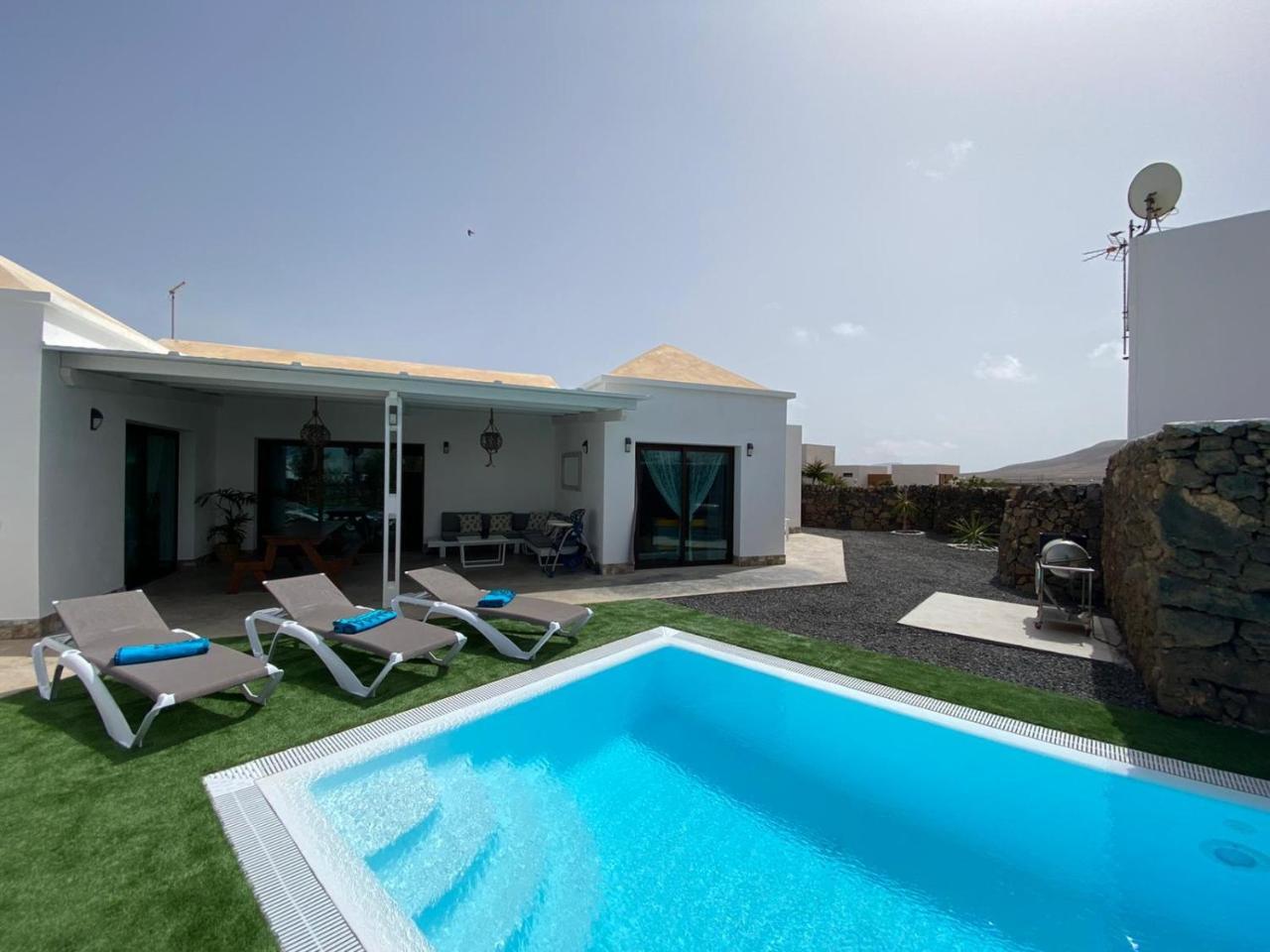 Seaside Villa in El Roque with Private Pool — 4-Star Luxury Hotel in La Oliva, Spain
